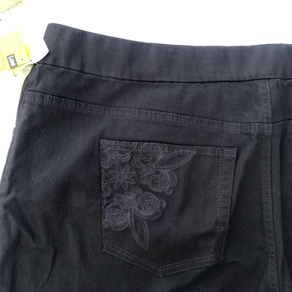 Lee StyleUp Natural Fit Embroidery Jean Capri size 24W Med NWT - Picture 9 of 15